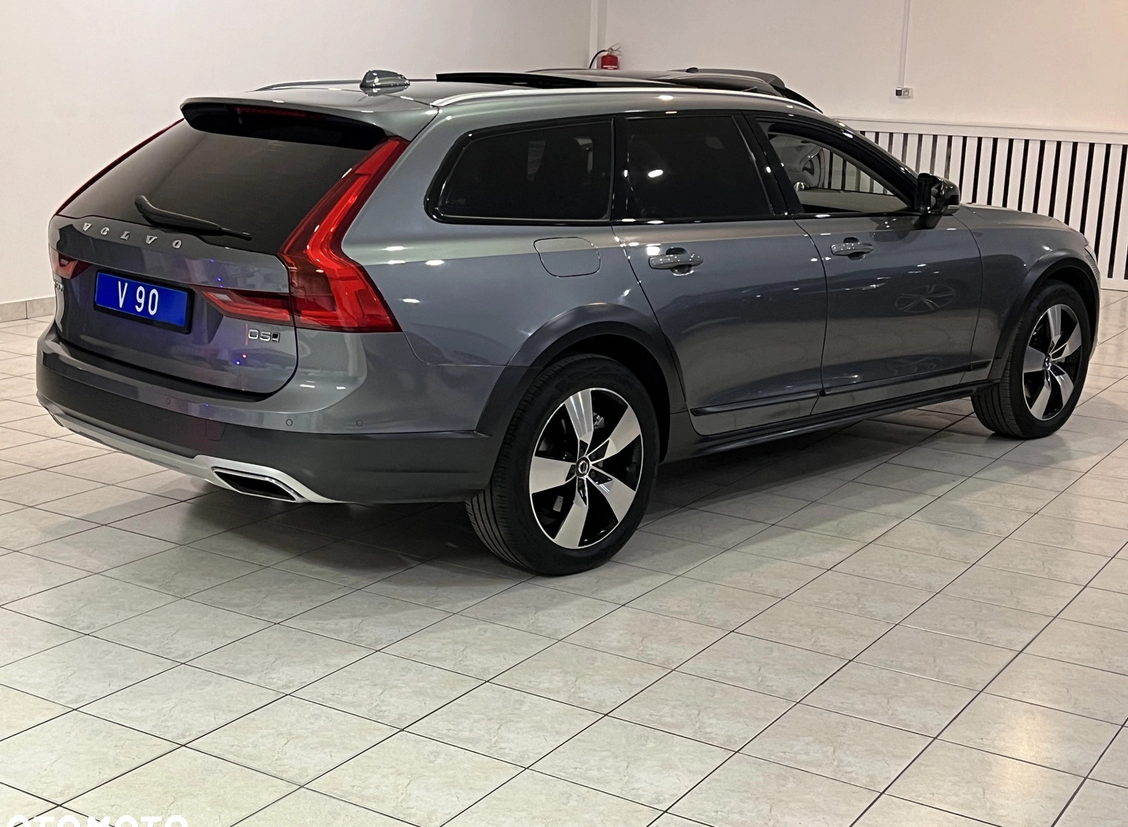 Volvo V90 Cross Country cena 147000 przebieg: 147000, rok produkcji 2017 z Bieruń małe 352